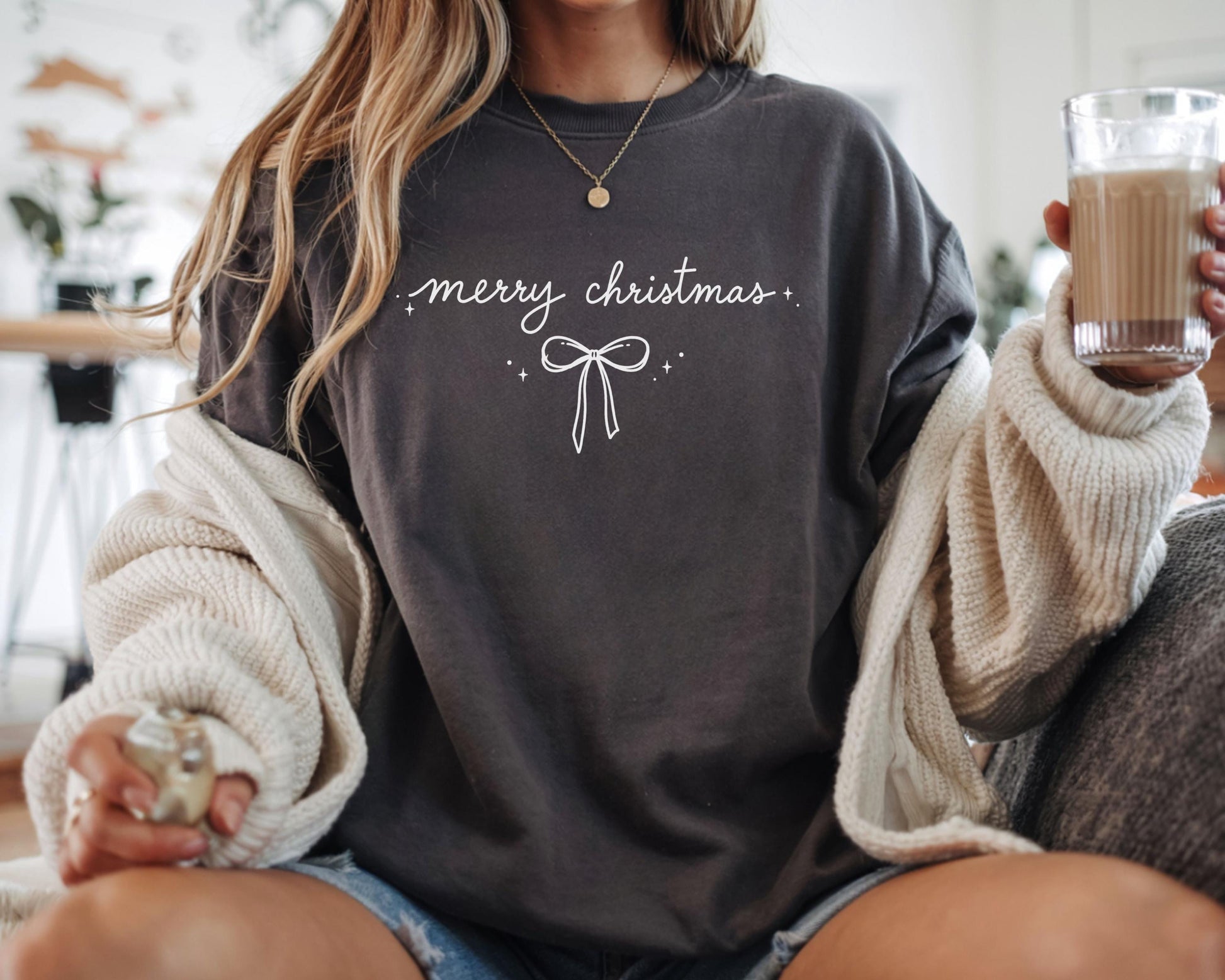 Embroidered Merry Christmas Shirt, Minimal Holiday Tee, Christmas Embroidery T-Shirt, Classic Xmas Graphic Tee, Cozy Winter Christmas Gift